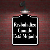 Resbaladizo Cuando Est  Mojado Spanish firmar BLACK Aluminum Composite Sign